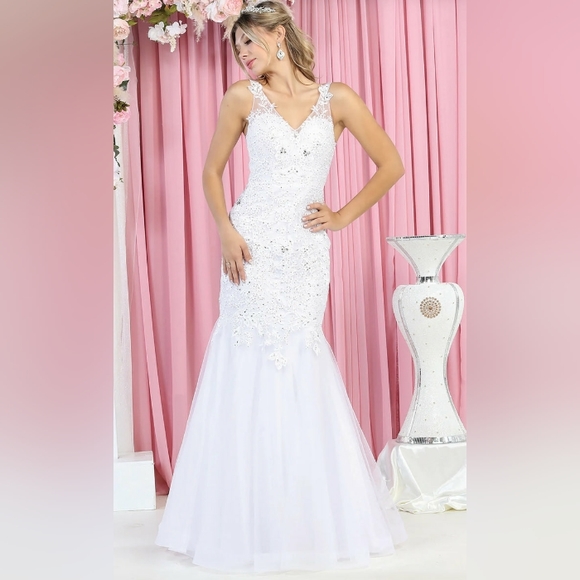 V neckline long off white mermaid lace beaded gown - Picture 1 of 7